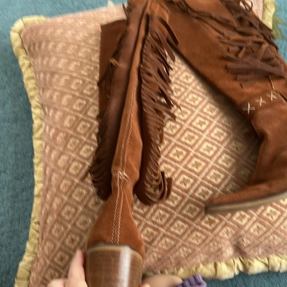 Tall suede fringe boots; Bronx; Size 9; very lightly worn. - Picture 6 of 8
